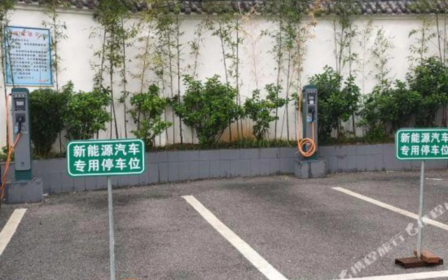 Liangjing Grand Hotel (Jingdezhen People's Square & Yuyaochang Park)