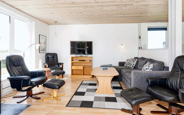 6 Person Holiday Home in Spottrup