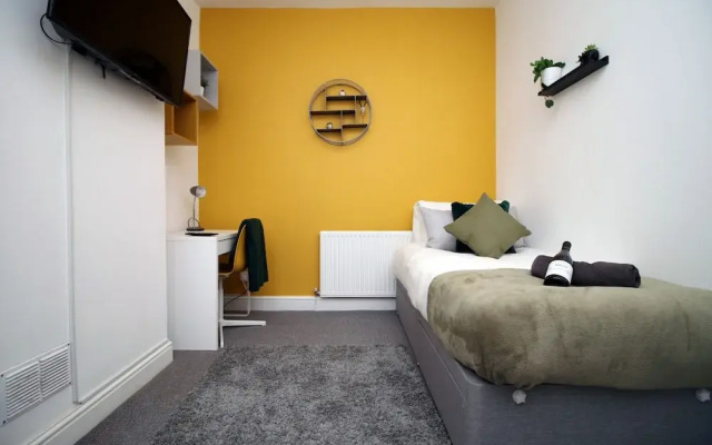 Dyzyn Living - City View City Center 5 Mins From Train Station