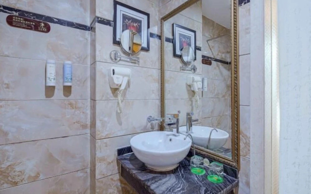 Vienna Hotel (Liuyang River Bridge Pedestrian Street)