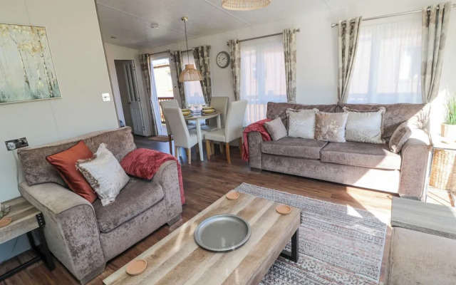 Acorn Lodge