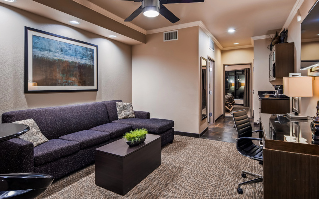 Best Western Premier Crown Chase Inn & Suites