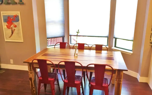 Exquisite 7-BR Home by the Mountains