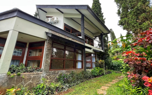 Villa 4-BR Klub Bunga No. 8 Batu Malang
