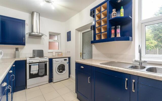 J's FrEsH Newly RefurB 2 Bedroom Garden Parking