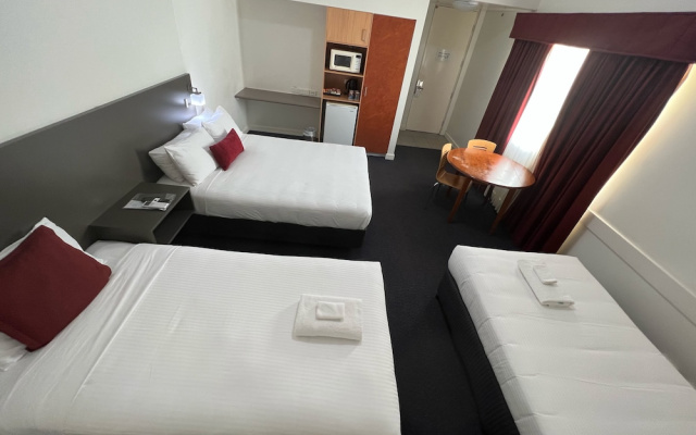 Country Roads Motor Inn
