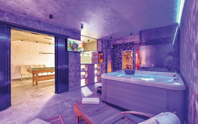 Beautiful Home in Stobrec With Jacuzzi, Wifi and 8 Bedrooms
