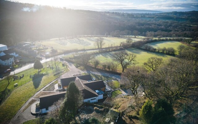 Suite 2 - Sleeping Giant Hotel - PEN Y CAE Inn