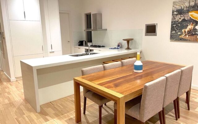 Kew Luxurious Townhouse