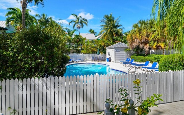 Linger Longer by Avantstay Key West Walkable Gated Community, Shared Pool Week Long Stays Only