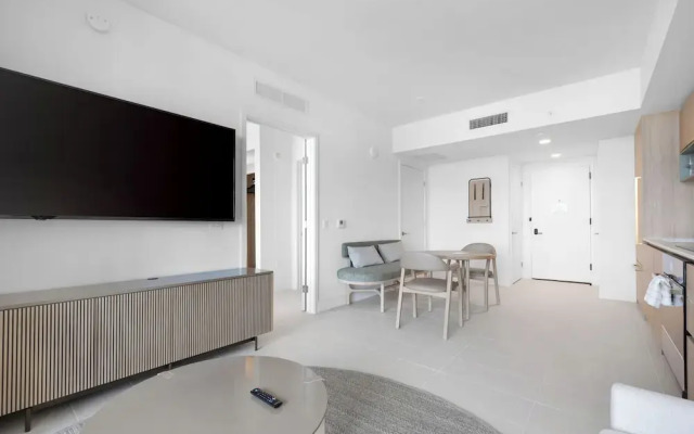 Skyline Retreat Chic 1-BR with City View