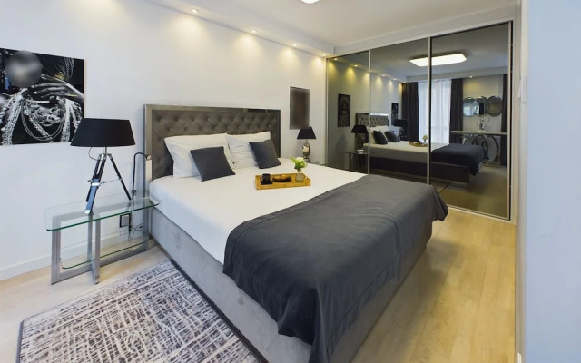 Apartment With Parking by Renters