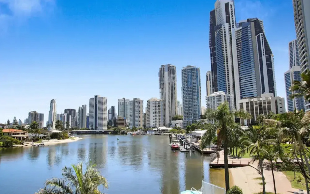 Stylish 2-bed in Surfers Paradise With River Views