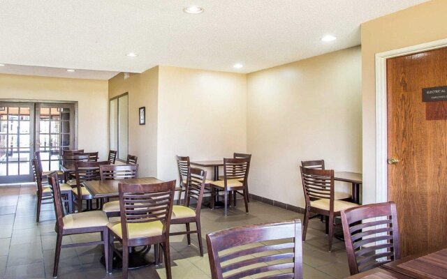 Comfort Suites near I-80 and I-94