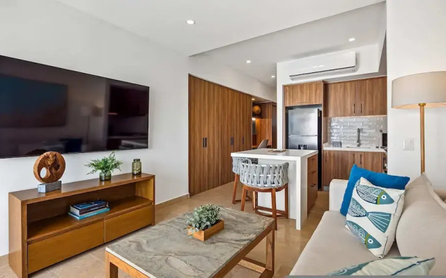 Oceanfront 1BR With Balcony - Sea View Pools