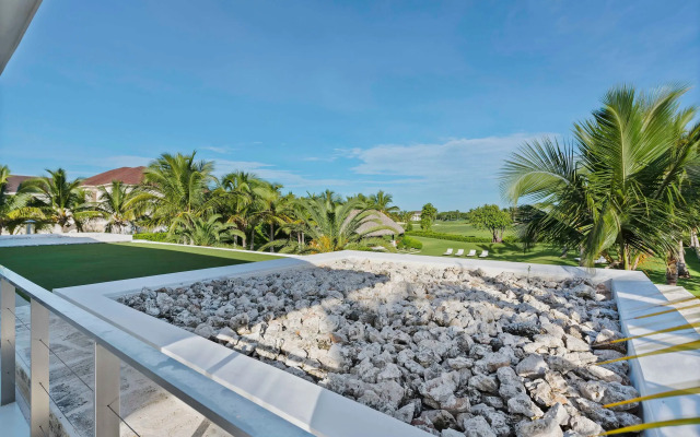 Magnificent 5BR Modern Tropical Villa With Pool