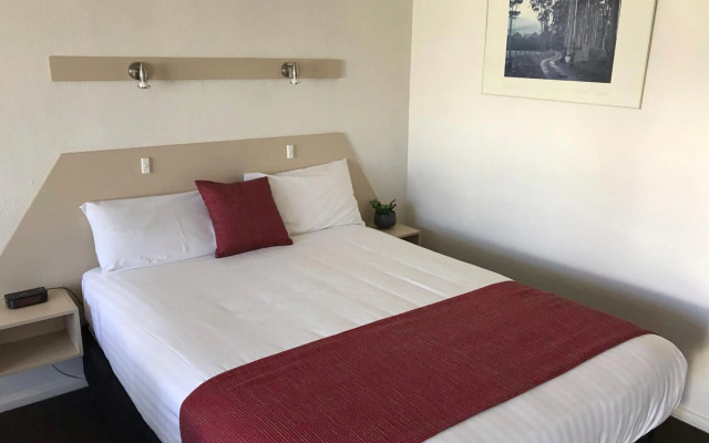 Cobb Inlander Motel – Guest Rooms – Hay