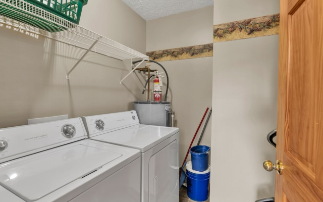 Cabin in the Woods w/ Hot Tub & Games!