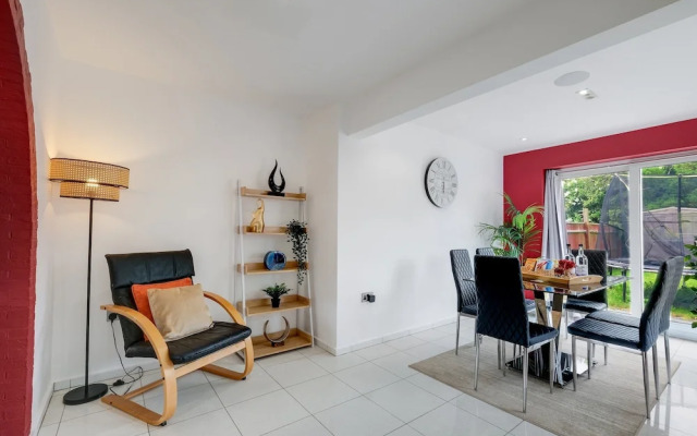 Elegant 5 Bed Home with Garden- Slough