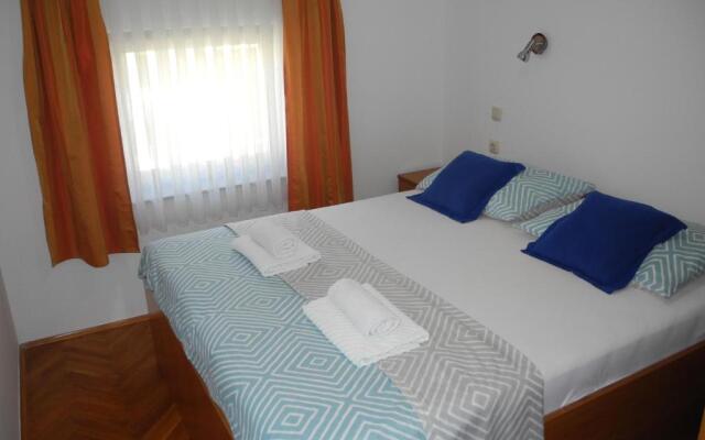 Apartment Damir with Sea View 22 pax