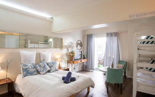 Bedrock Family 2 x Rooms 8 Sleeper with Kitchenette