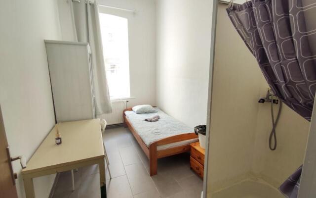 Room with privat shower in 3 rooms apartment