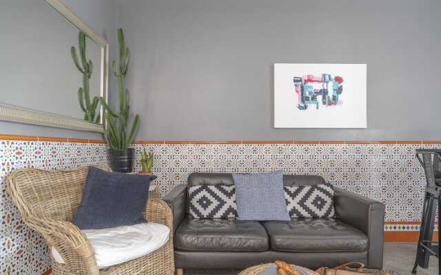 Lovely and Central 4 BR Apartment