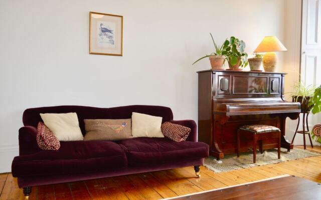 Sophisticated 2 Bedroom Edinburgh Flat Near Old Town