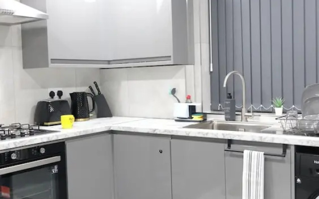 Modern House - 3 Bedrooms - 1 Bath - Mancity