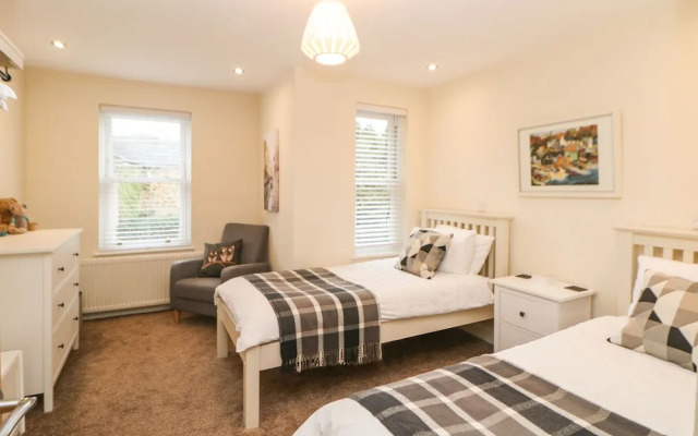 1 Knowleston House