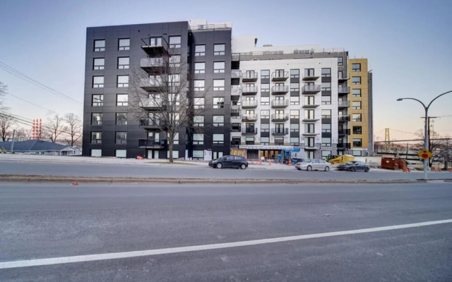 Stylish Modern Condo w Parking Location Coffee