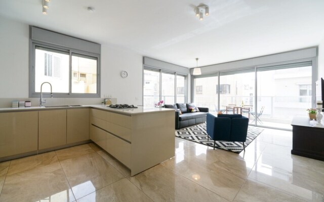 3 BDR Balcony W Parking by Banana Beach