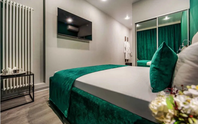 Alex Hotel is on a New Hunt