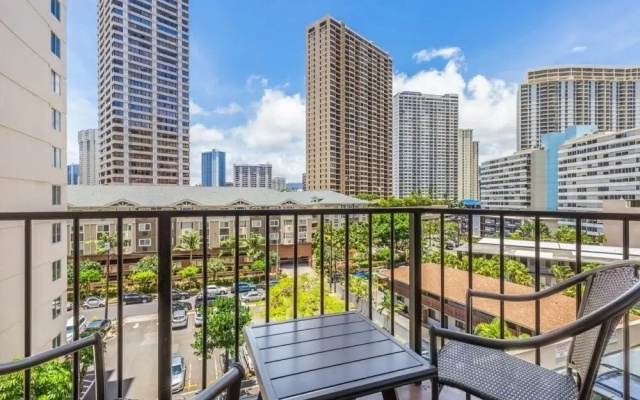 Spacious & Sophisticated Palms Studio Condo by RedAwning, Honolulu