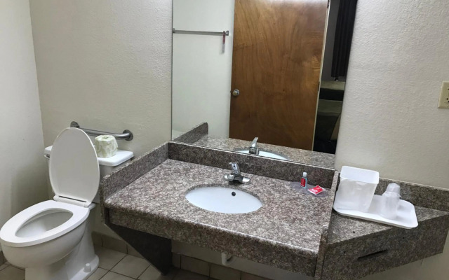 Econo Lodge Savannah Midtown