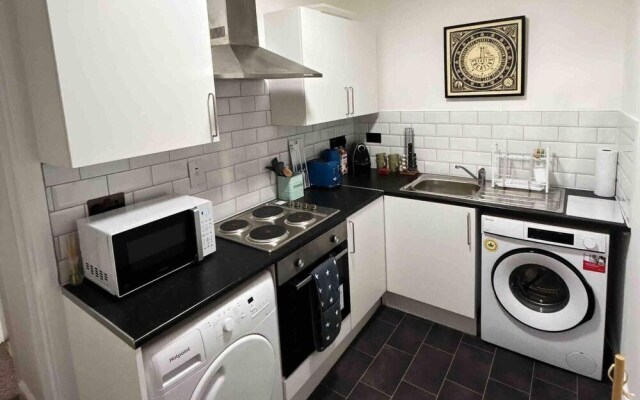 London Flat Next to Central Line Tube Station