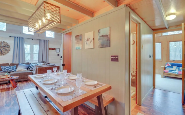 Family-friendly Cabin w/ Fire Pit in Pocono Lake!