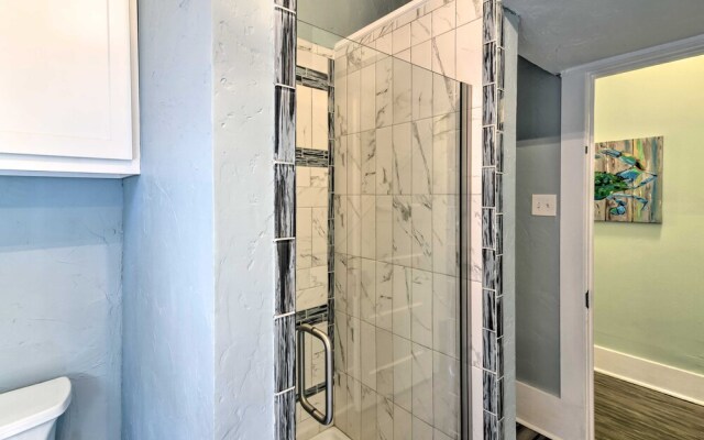 2 Mi to Beach & Seawall: Quaint Home in Galveston!