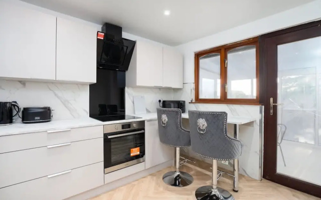 Comfy 3 Bed House - Free Parking