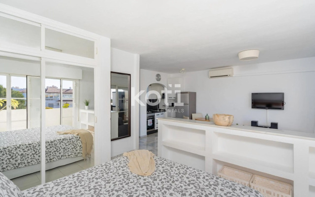 Lovely Loft with swimming pool and sea views Koti Rentals