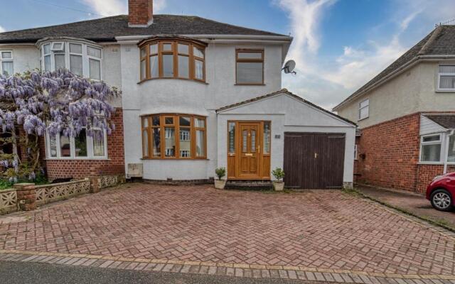 Cosy 3 Bedroom Home with Parking