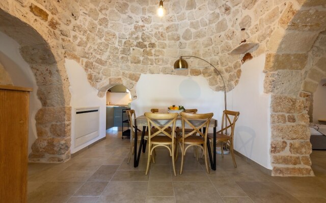 2220 Trulli Biancapetra by Perle di Puglia