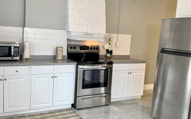 Texas Hold-em Duplex- 3BR Free Parking