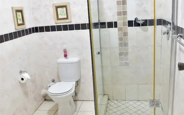 Kamsa Royal Guest House - Waterkloof Ridge