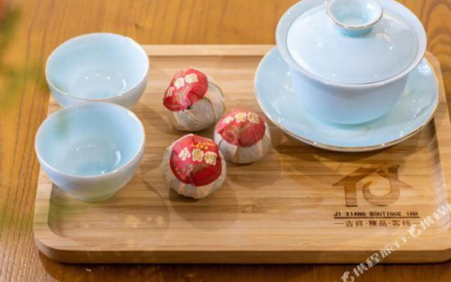 Jixiang Guanjing Inn (Lijiang Old Town Dashuiche Branch)