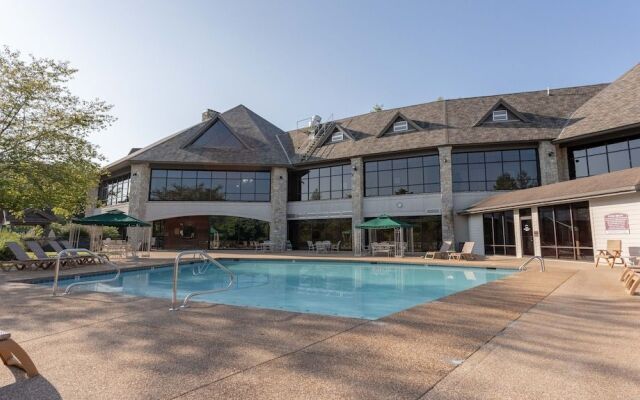 Ozark Comfort 3 Bedroom Condo by RedAwning