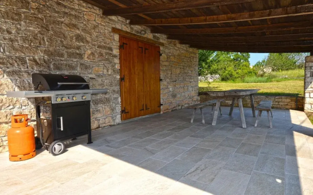 Majestic Rustical Kanfanar Villa With Pool