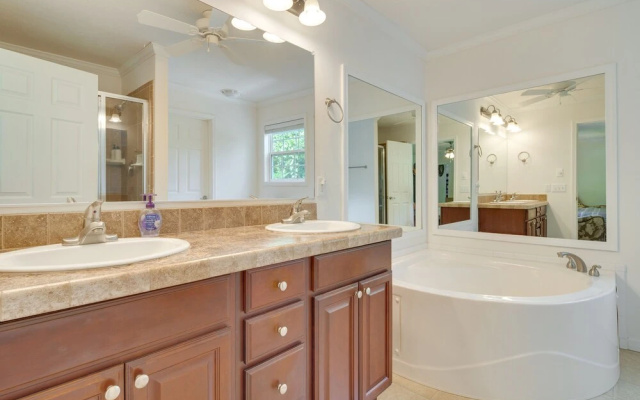 Hendersonville Retreat w/ Mtn Views & Deck!