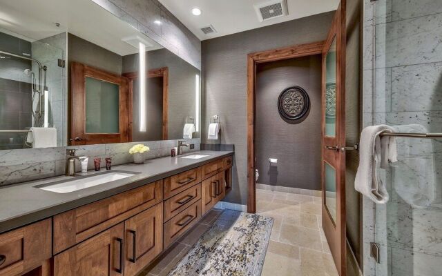 Luxury Three Bedroom  Steps From Heavenly Village Condo by RedAwning