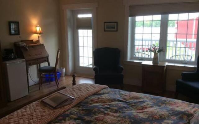 The Water's Edge Inn & Gallery